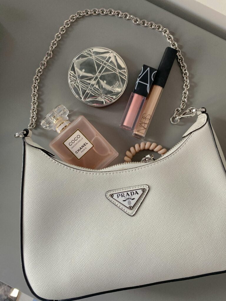 Bolsa Prada com itens de beleza