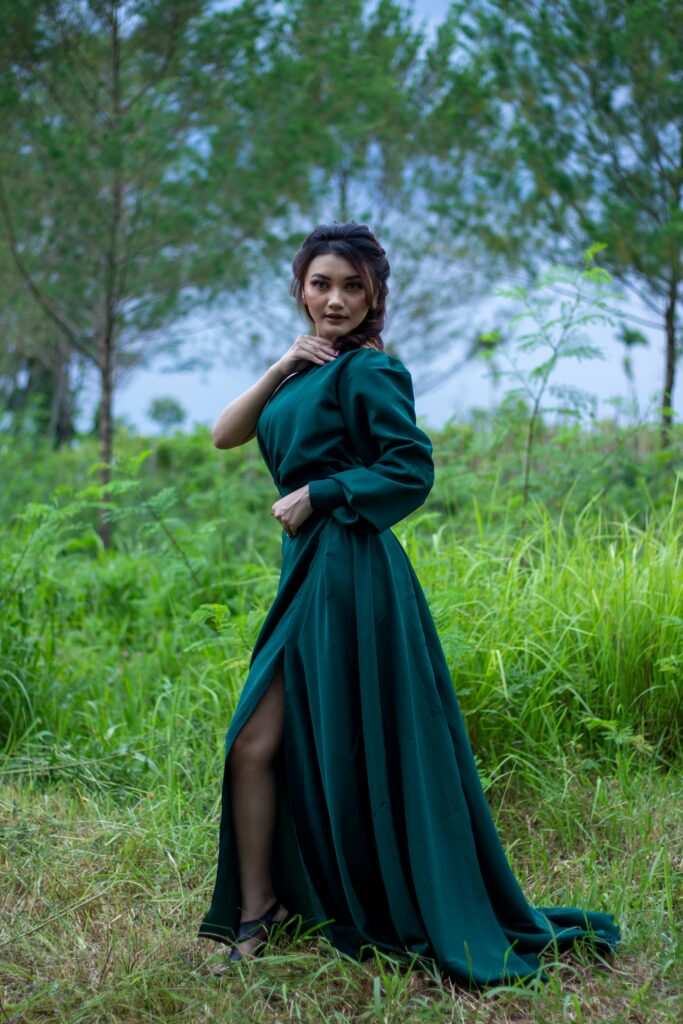 Mulher de vestido ao ar livre