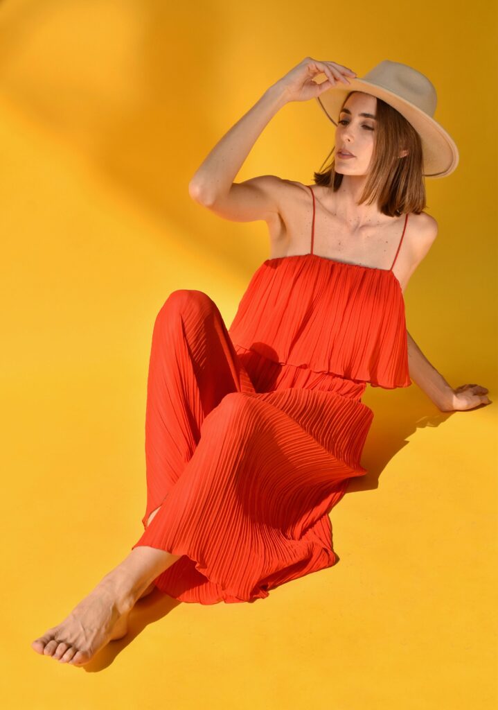 Mulher de vestido sentada.